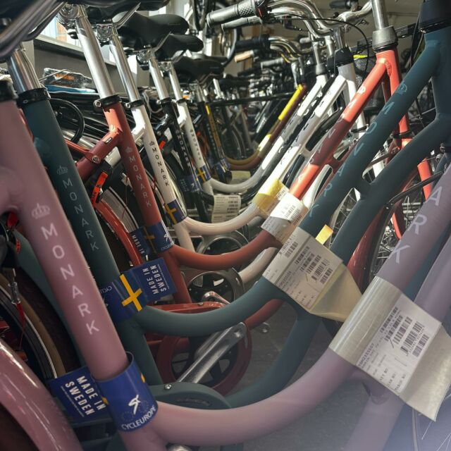 Våren knackar på dörren och nya cyklar väller in i olika modell och färg. Funderar du på ny cykel? Kom in och titta så kan vi hjälpa dig på bästa sätt. Tänk på att om du handlar lokalt så får du lokal service. Samtidigt som vi kan hjälpa dom lokala föreningarna.