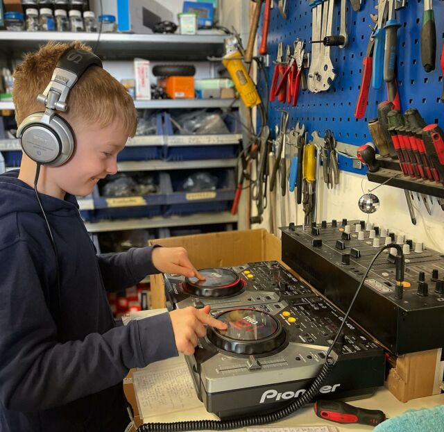 Hur många cykelaffärer har en hus-DJ? Vi har en iaf🤘 Dj-Vincent snurrar eurotechno för glatta livet😝🎶🔊🎶🔊