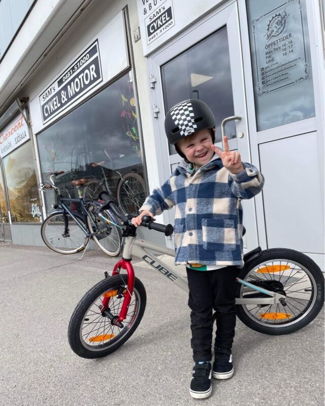 Bosse 3 år lämnar butiken med sin nya Cube Cubie160 nöjd och glad. Det är alltid lika roligt att se dom små ta emot sina nya cyklar. Bland det bästa med jobbet som cykelhandlare får vi nog säga😊 #cube #cykling #cykelbutik #nybro #nybrokommun