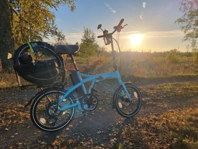 Med stor glädje kan vi berätta att vi har EcoRide i butiken. Först att nappa var Henrik som jobbar hos oss. Det blev en vikbar modell som går att ha med sig på buss och tåg kostnadsfritt. Perfekt för pendlaren! Kommer i många utföranden tex med färdigmonterad GPS i ramen.Välkomna in för att titta och kanske en provcykling!@ecoride_ebikes #cykelaffär #elcyklar